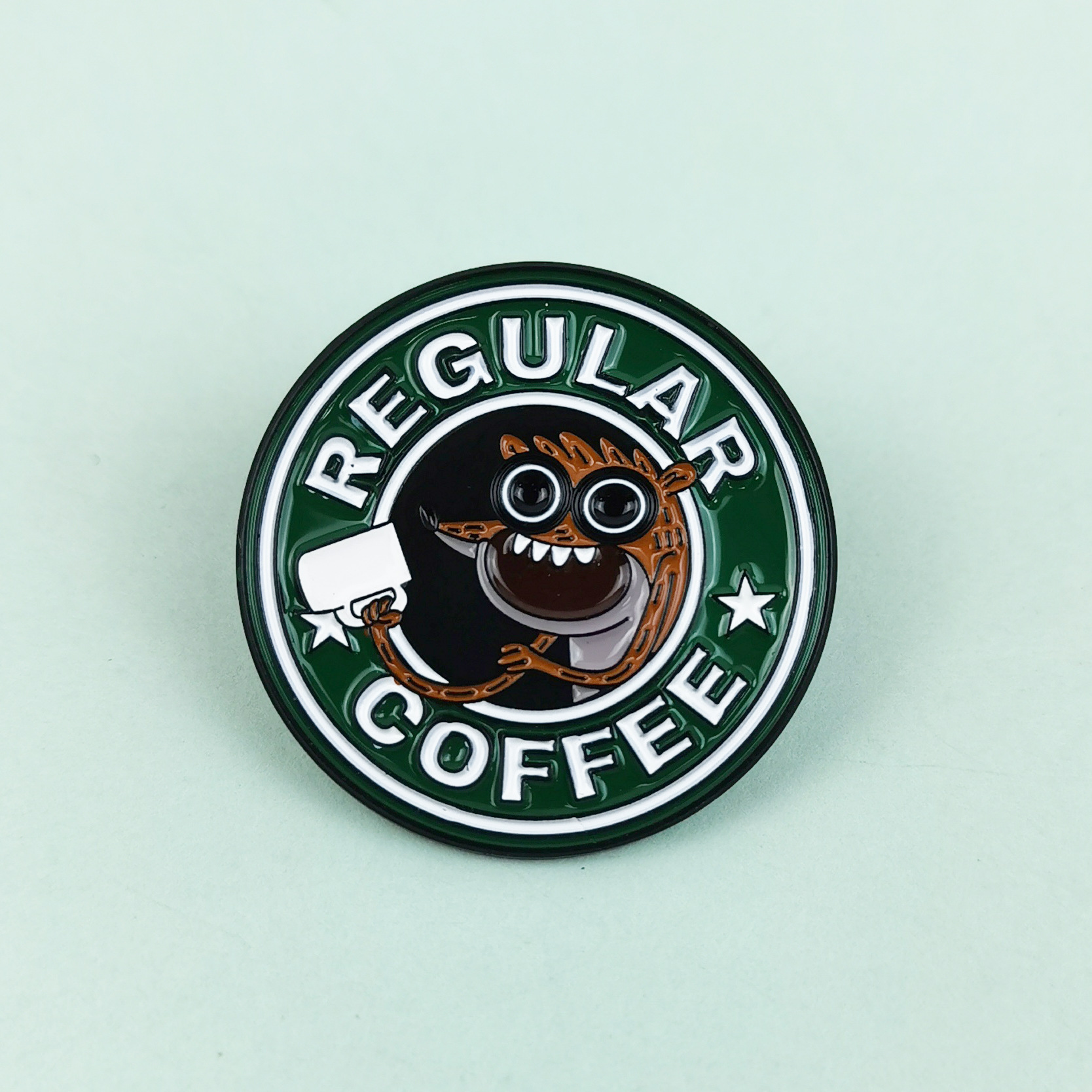 Broche de café monstruo de personalidad europea y americana, broche de broche redondo de aleación de dibujos animados, accesorios de letras en inglés, insignias de ropa