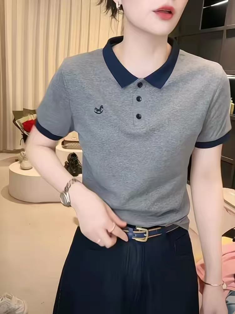 Áo thun nữ cổ polo tay ngắn, chất liệu dệt kim, thêu hình ngựa nhỏ — Màu hồng chi tiết 2