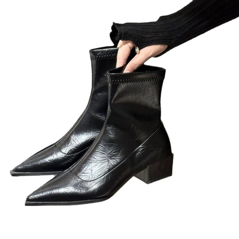 Ботинки Мартин с острым носком. Короткие ботинки в европейском и американском стиле для женщин. Осенне-зимние универсальные женские ботинки. Модные узкие ботинки на массивном каблуке. Нишевый дизайн. Высококачественное ощущение.