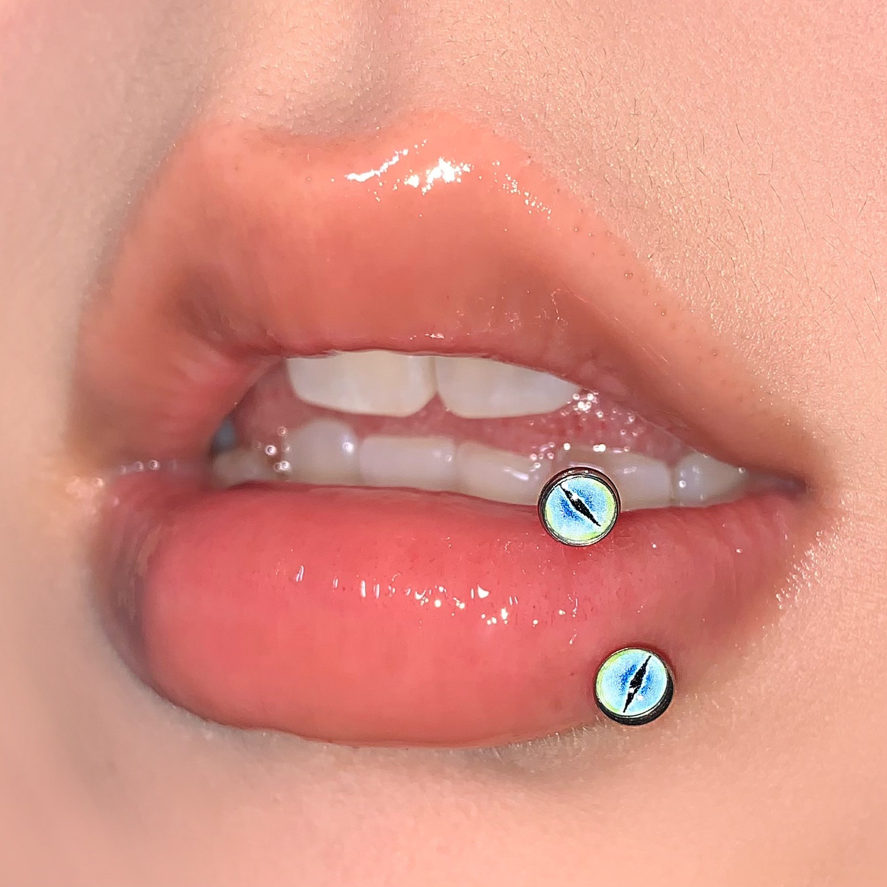 16G labret stud size and finish detail