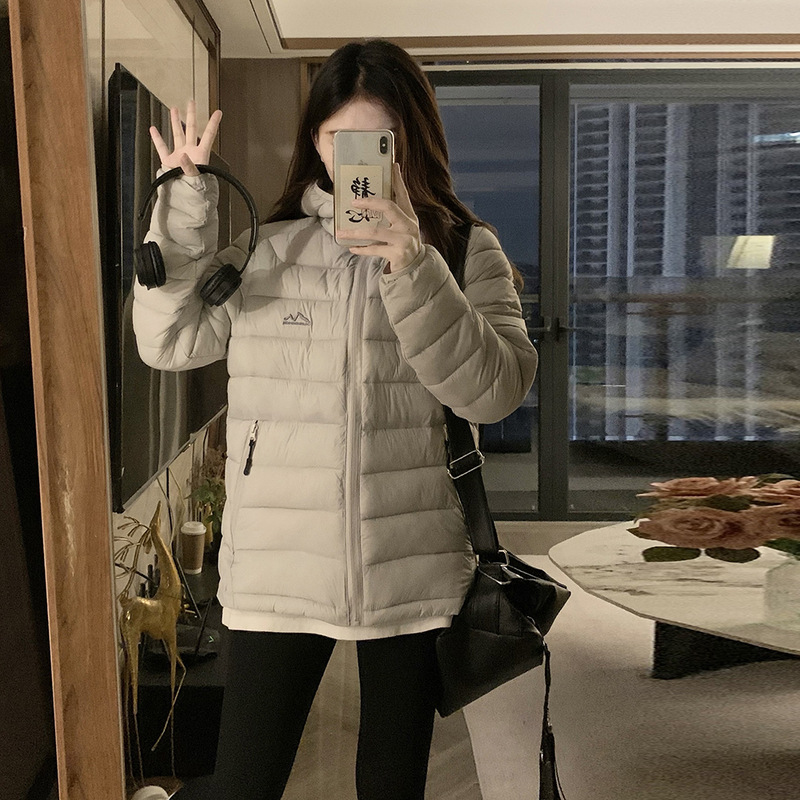 Invierno ligero encapuchado chaqueta de algodón para mujeres 2025 nuevo estilo coreano para vestir con abrigo de algodón caliente y grueso