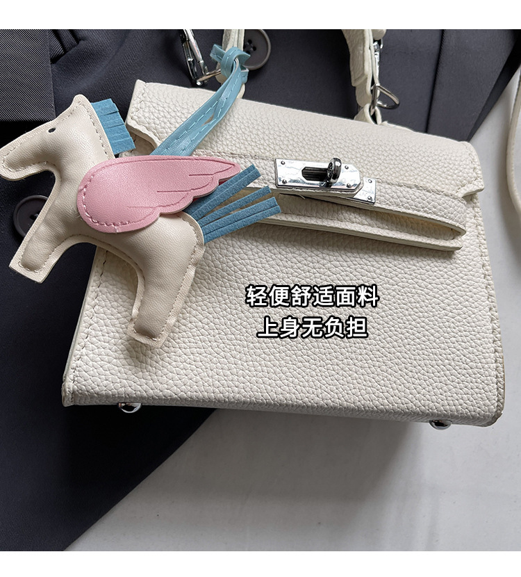 The Korean version of the hand-held small square bag for women in 2025, a new single-shoulder bag with a niche design, simple and versatile, trendy crossbody Kelly bag Application Scenario