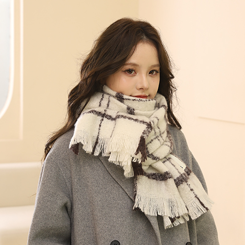 Écharpe pour fille hiver 2024 nouvelle écharpe à pompon polyvalente haut de gamme version coréenne, châle chaud et épais, beige tendance_voghion.com