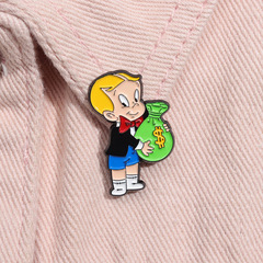 卡通動漫周邊可愛小男孩抱錢袋造型精美烤漆胸針配飾圍巾帽子胸花