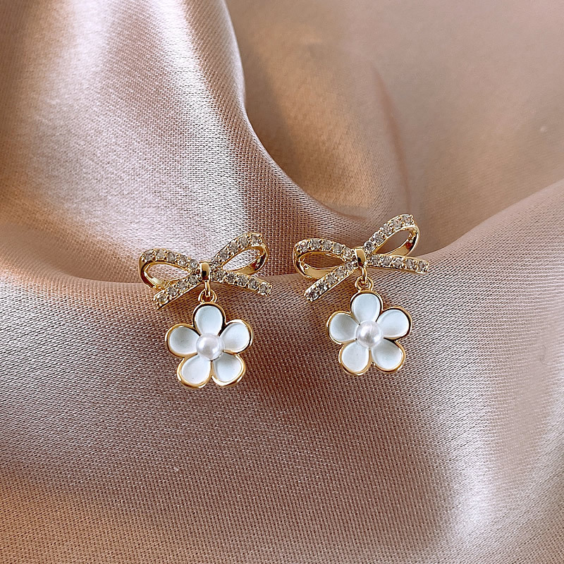 Pendientes de flores con lazo de diamantes de aguja de plata Pendientes de perlas de temperamento elegante y dulce de moda Pendientes de diseño de nicho