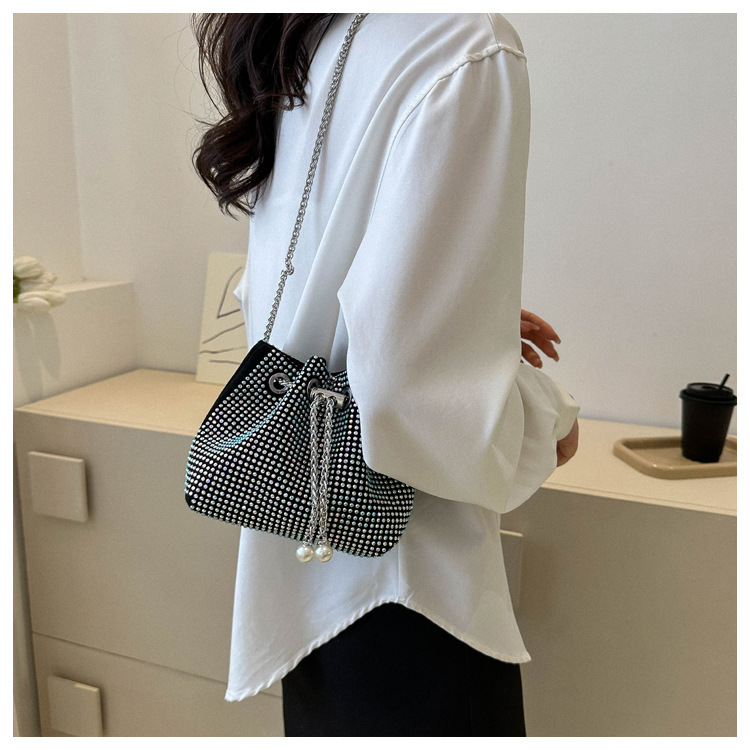 Dames tas met koordsluiting en strass steentjes met ketting_voghion.com