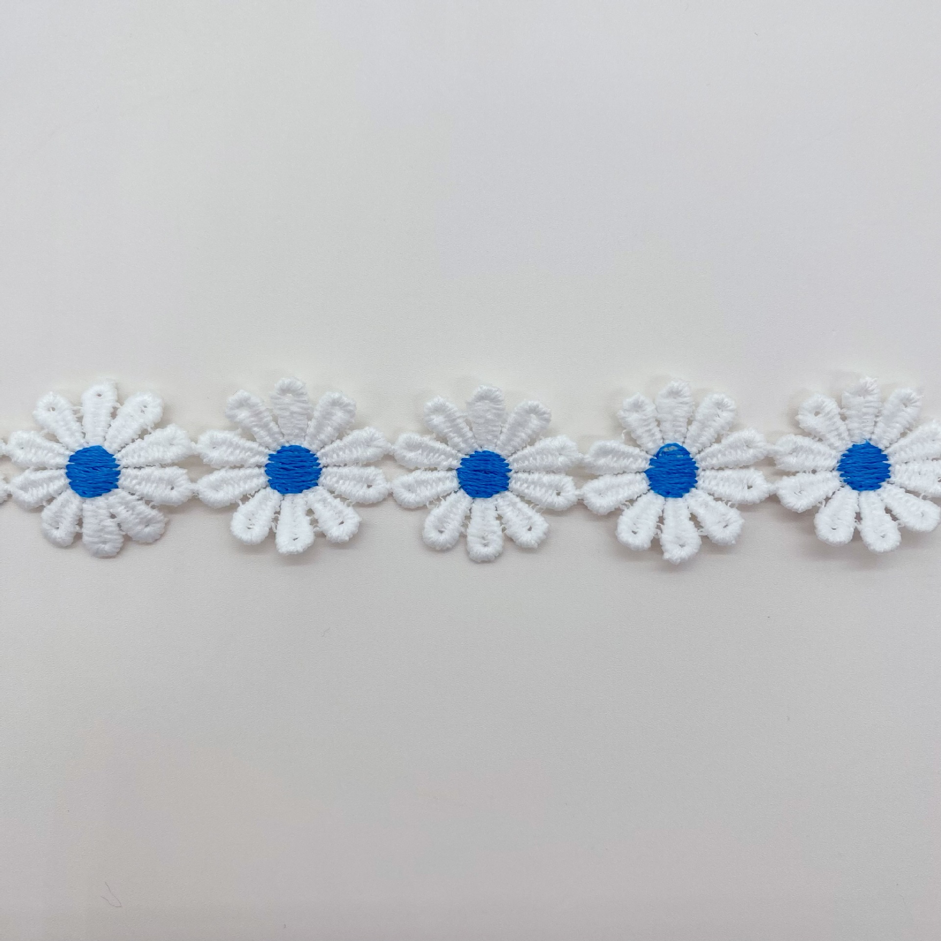 Leche seda color hilo de encaje en stock vestido de novia Decoración Accesorios puede cortar Margarita código de barras bordado soluble en agua encaje