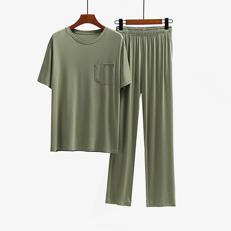 짙은 녹색 반팔 + 짙은 녹색 바지