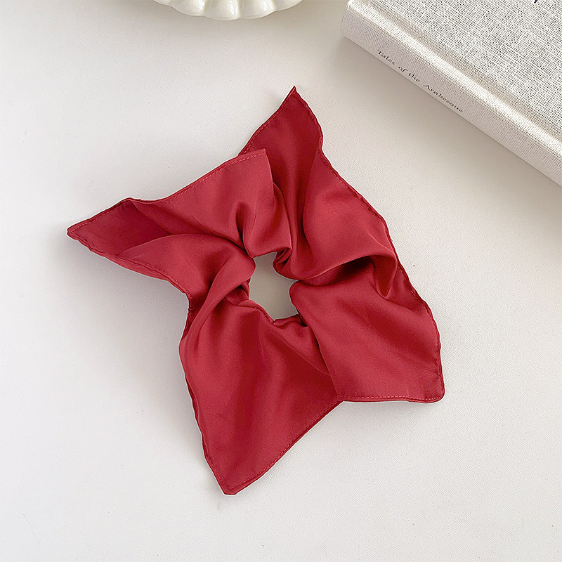 鞠婧は同じタイプの白いサテンの方巾です。