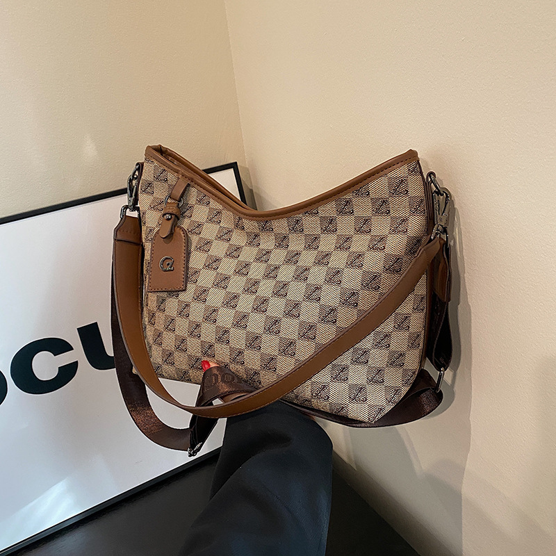 Large-capacity high-end bags for women 2024 autumn and winter popular large bags versatile printed letters one-shoulder cross-body small square bag_voghion.com