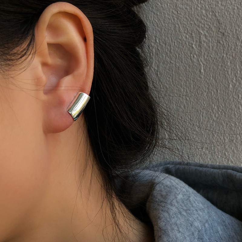 Clip de oreja de tubo largo brillante de plata 925 hembra 2023 nuevo diseño de nicho de moda clip de hueso de oreja de alto grado