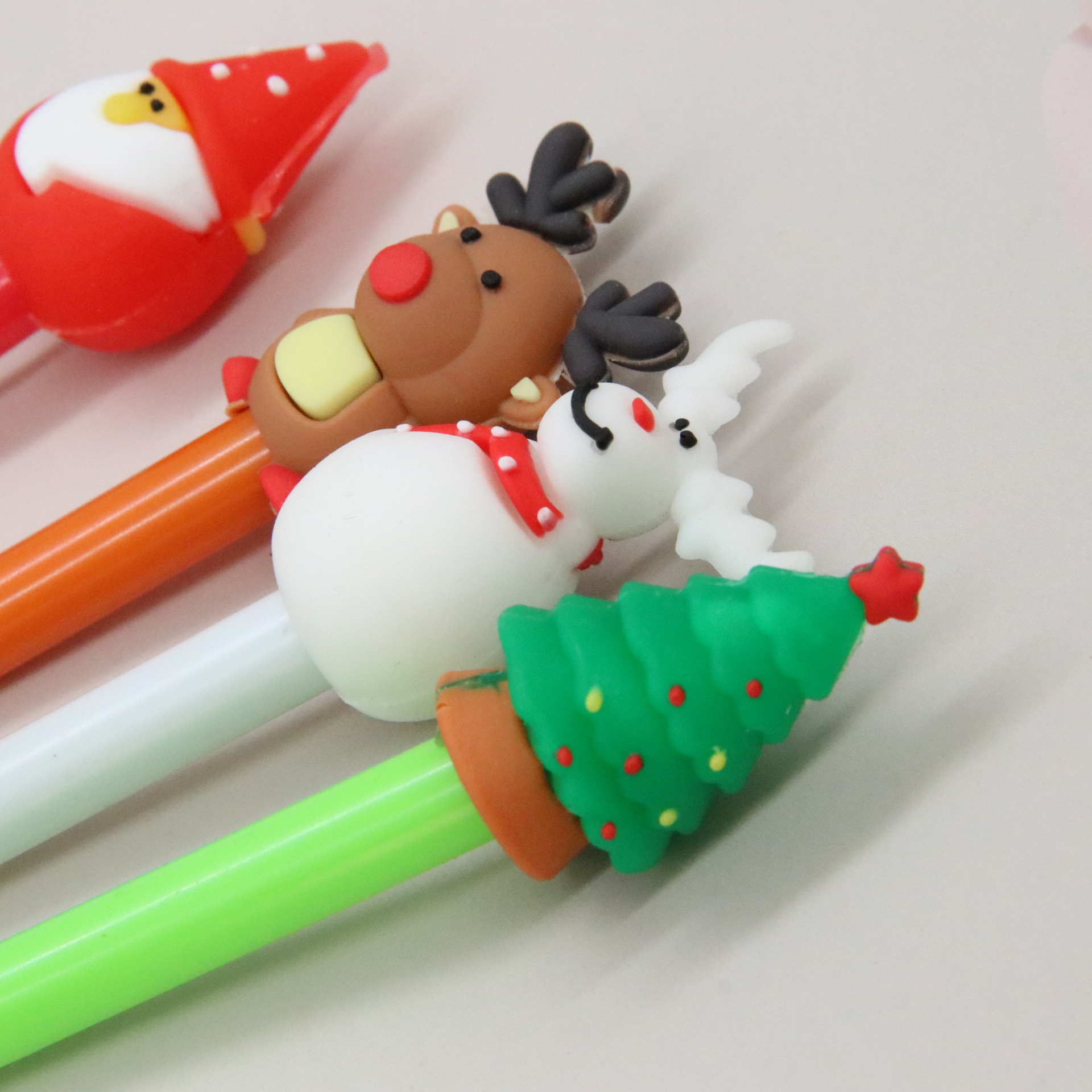 Bolígrafo de dibujos animados con diseño de Papá Noel y árbol de Navidad, papelería bonita, stock disponible para envío internacional, bolígrafo portátil.