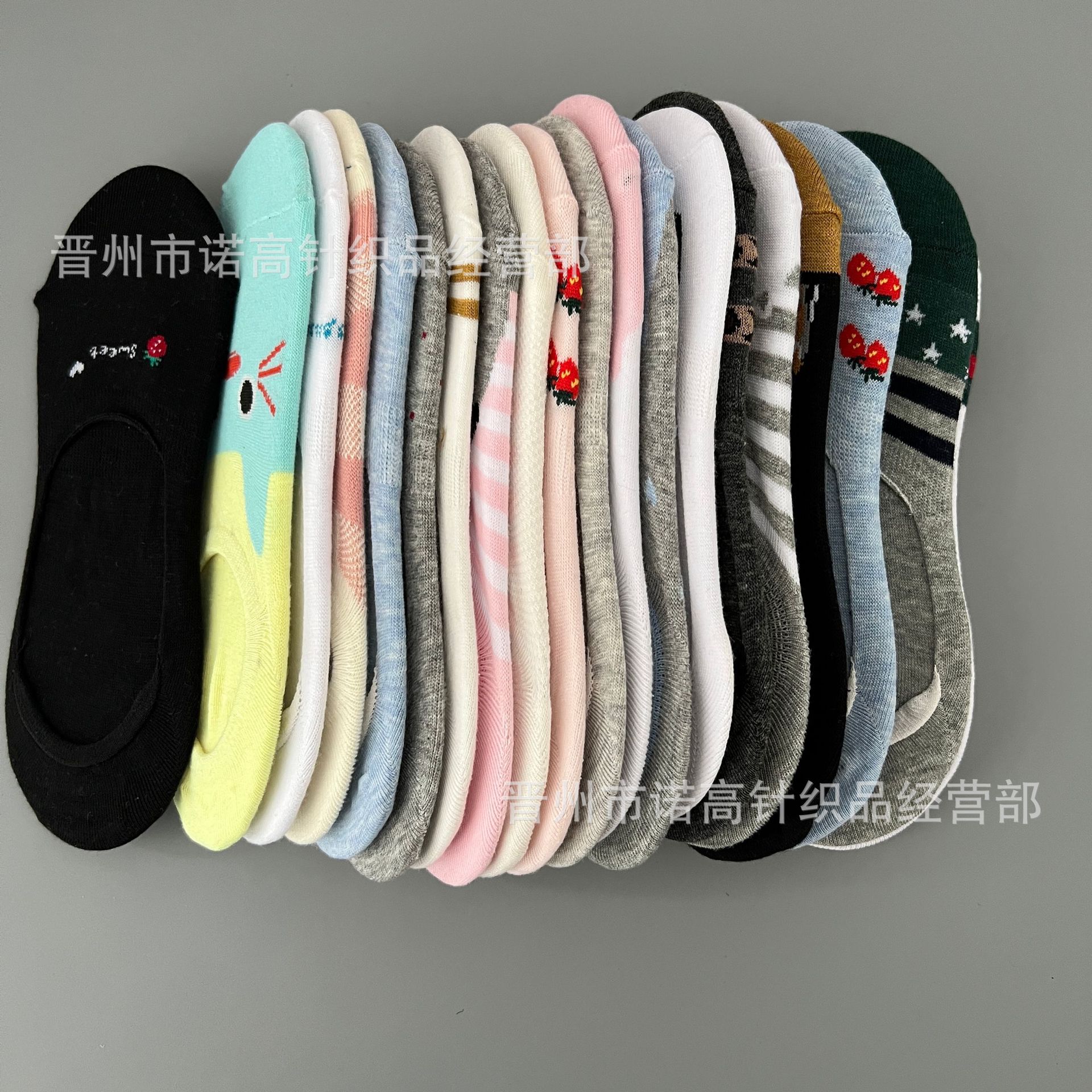 Calcetines invisibles de algodón para hombres y mujeres en stock Calcetines antideslizantes de silicona multicolor cintura baja boca baja desechables perezosos calcetines de primavera y verano