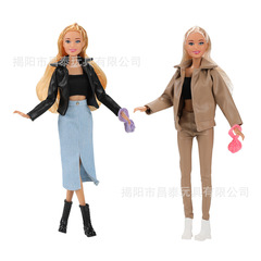 女の子は家を渡って30センチ11関節バービー人形を着替えてファッションの毛皮の服のスーツのデニムのスカートの越境の電気商を着せます。
