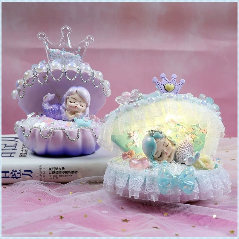 Маленькая девочка дарит творческие подарки на детский день русалка ночной свет милые украшения для детей