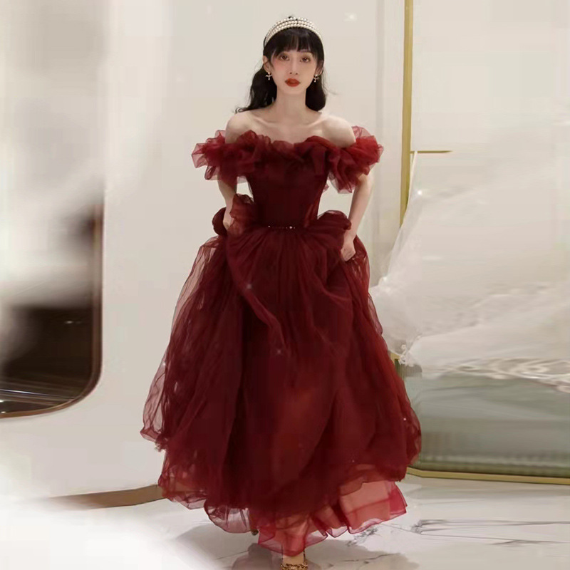 Vestido de noche rojo de verano 2026 de estilo diseñador para novias, con hombros descubiertos, de lujo ligero, talla grande transfronteriza para mujeres con curvas. image 4