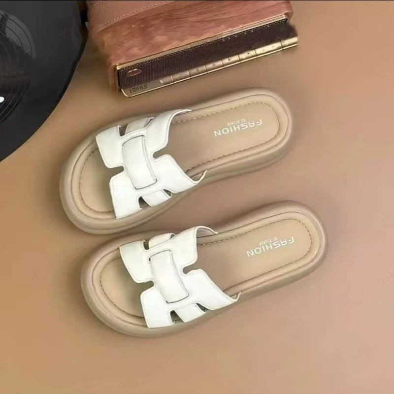 Травяные тапочки на толстой подошве женщины, носи летом 2025 новый стиль с юбкой фея ветра, чтобы наступить на песок