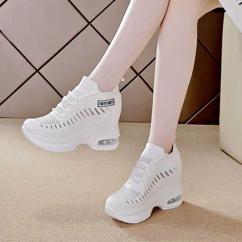 Белая обувь на внутреннюю высоту, женская летняя тонкая 2023, новая спортивная обувь без шнуровки из дышащей сетки 8 см