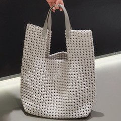 トートの新型バッグの編み包みの母の包みの脇の下の2025新型の饅頭のネットの赤い肩の透かし彫りの牛革の復古の大きいです。