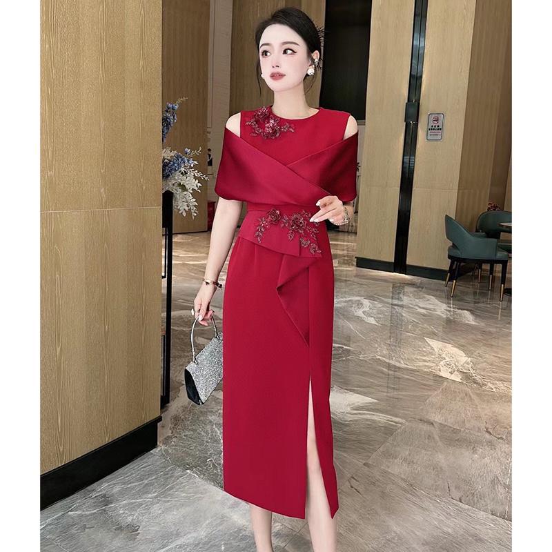 Elegant and Luxurious Red Evening Dress for Women, Suitable for Weddings and High-End Banquets