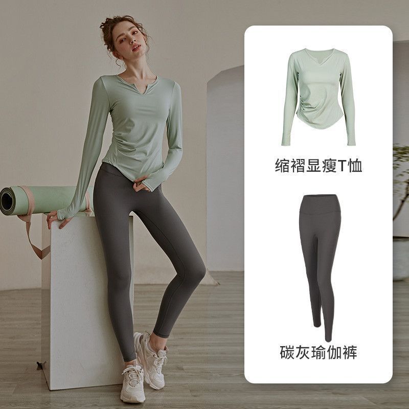 ↑ blusa verde + pantalones grises de carbono - Lista de compras obligatorias