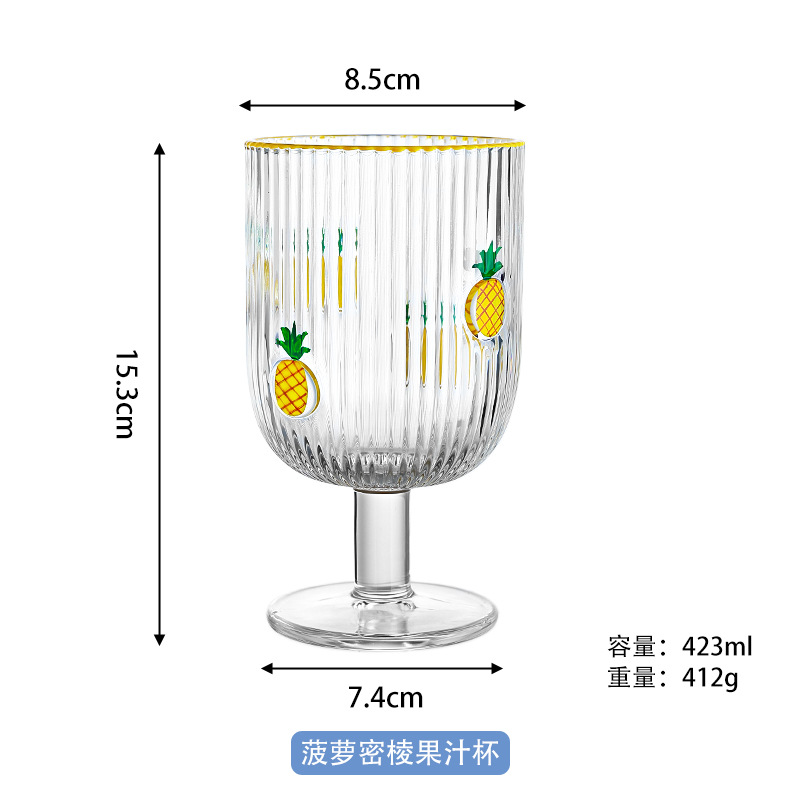 Taza de jugo de piña con bordes densos