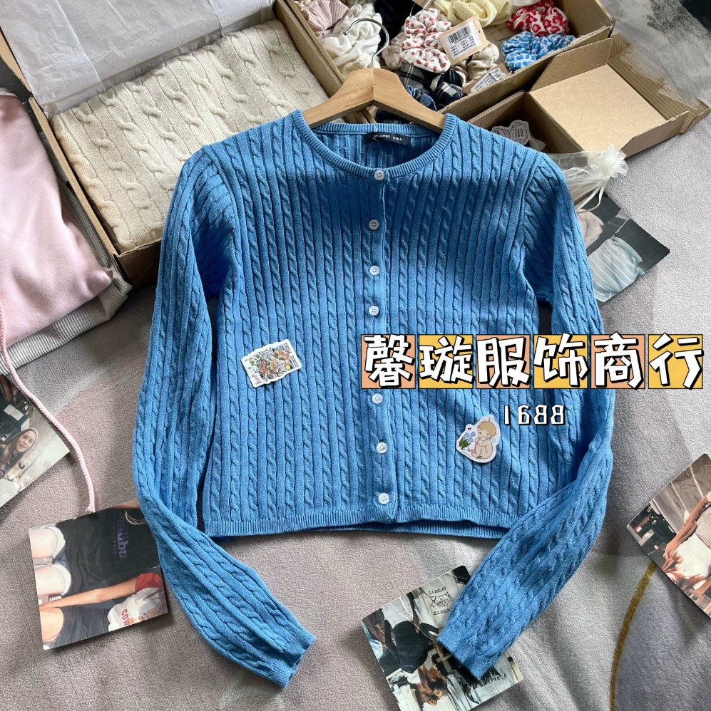 Кардиган-свитер, slim fit, белый пин с косичкой/косой детали, один размер, изделие из вязаного узором трикотажа