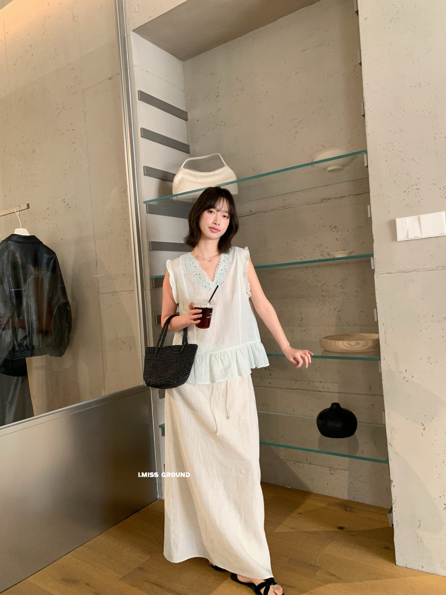 Áo hai dây ren hở lưng V cutout phong cách Pháp thêu hoa — xanh lam, màu hồng, màu trắng, Vàng nhạtcolor chi tiết 9