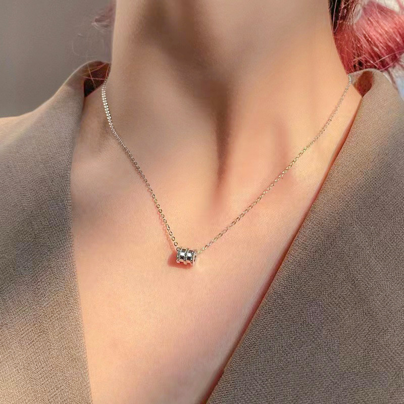 Collier en acier titane, léger et luxueux, à la taille fine et tendance, au design créatif, très populaire auprès des influenceuses._voghion.com