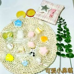 小さな鼻がつまみ食いしています。おもちゃは泥の手触りを包んでいます。