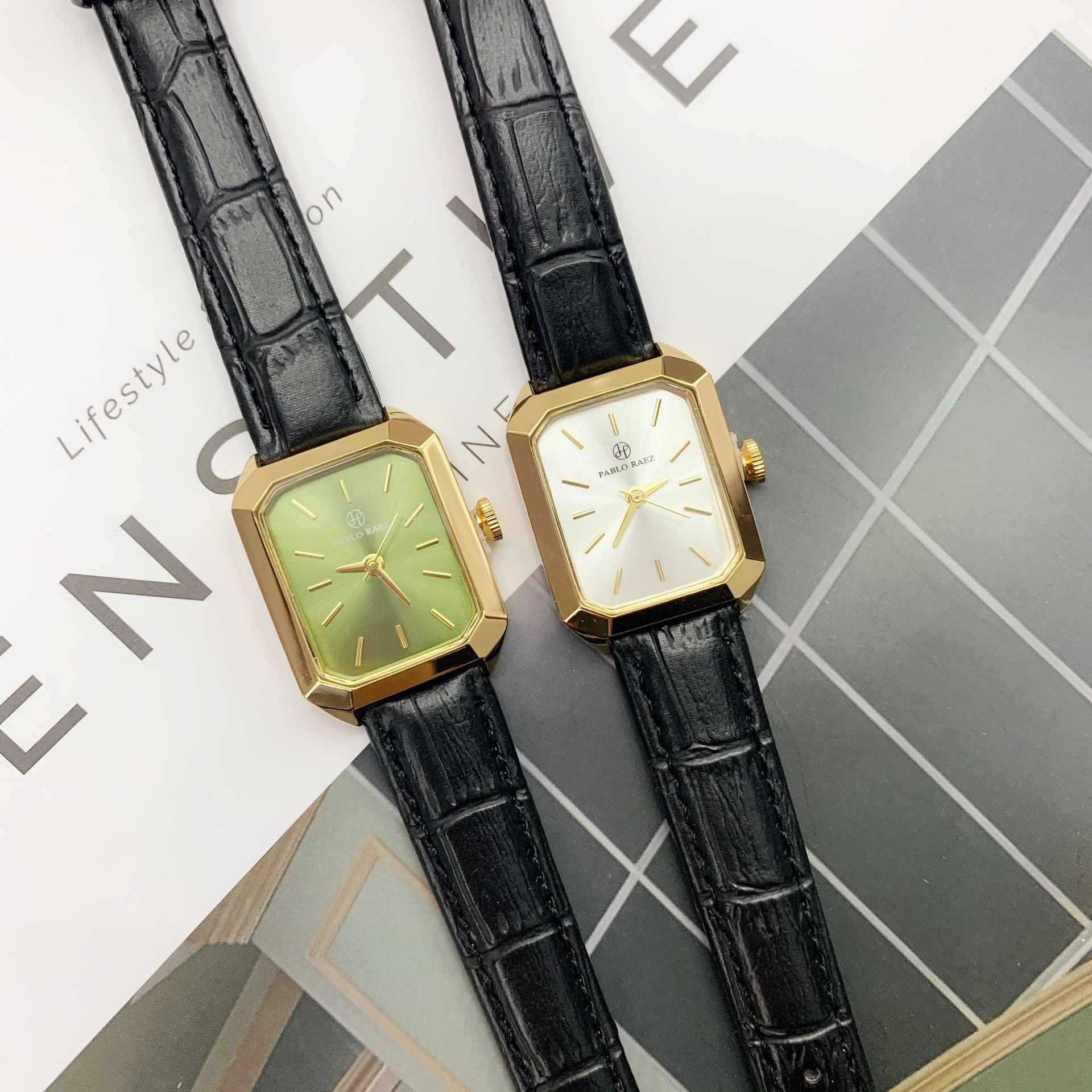 Nuovo piccolo orologio verde di lusso leggero Cintura casual alla moda Orologio da donna Quadrante quadrato Orologio da lavoro Regalo di fascia alta per impiegati e studenti_voghion.com