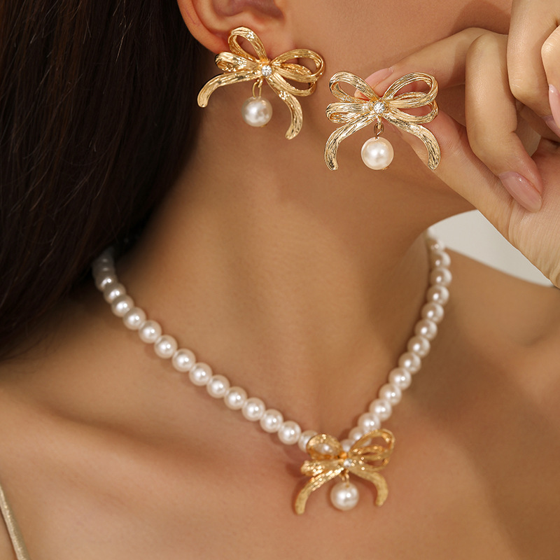 Joyas transfronterizas europeas y americanas moda imitación de perlas collar conjunto de aleación de estilo de lujo ligero lazo cadena de clavícula