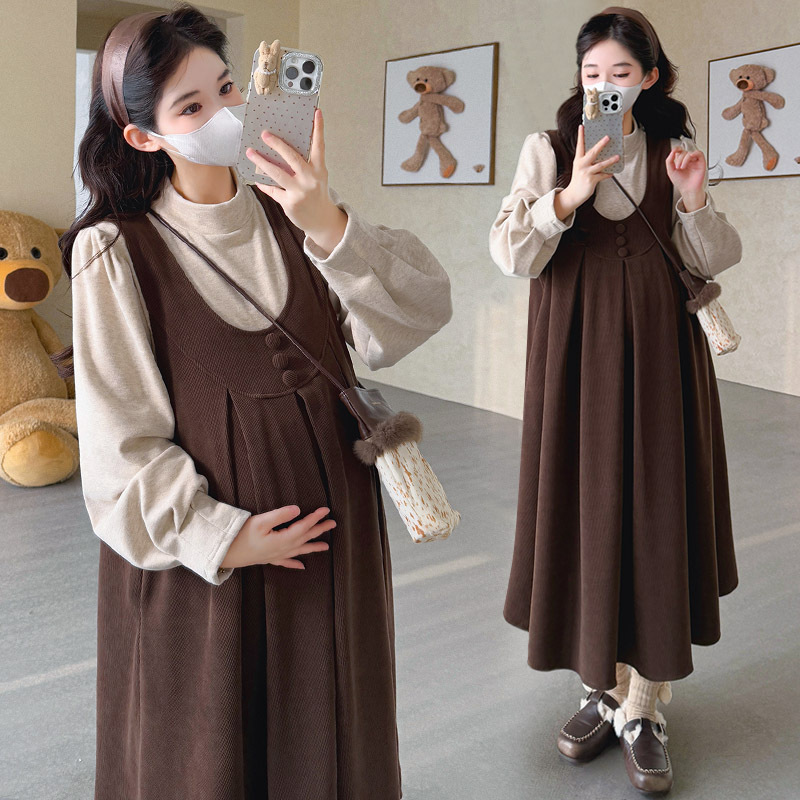 Real shot of the 2026 winter new style fleece-lined base shirt + corduroy suspender skirt two-piece set for pregnant women, loose and plus size