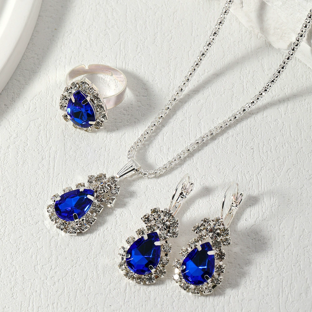 Поставка производителя европейских и американских трансграничных популярных ювелирных изделий в форме капли воды в форме сердца, комплект из трех предметов, ожерелье, серьги, комплект колец с бриллиантовой подвеской