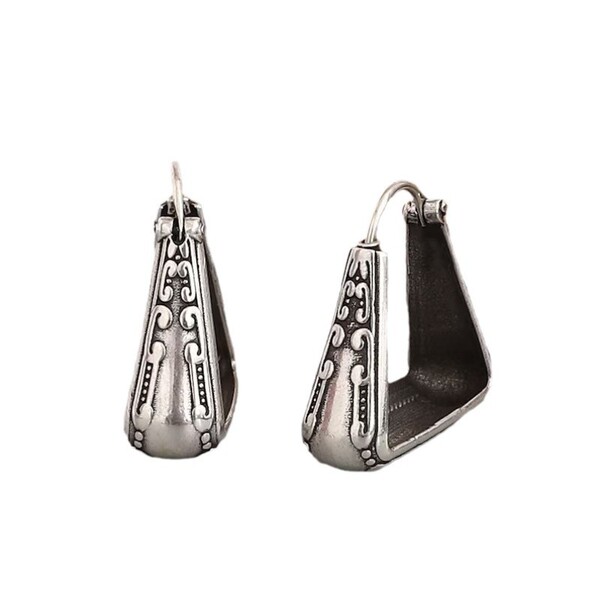 fashionable retro carved earrings
