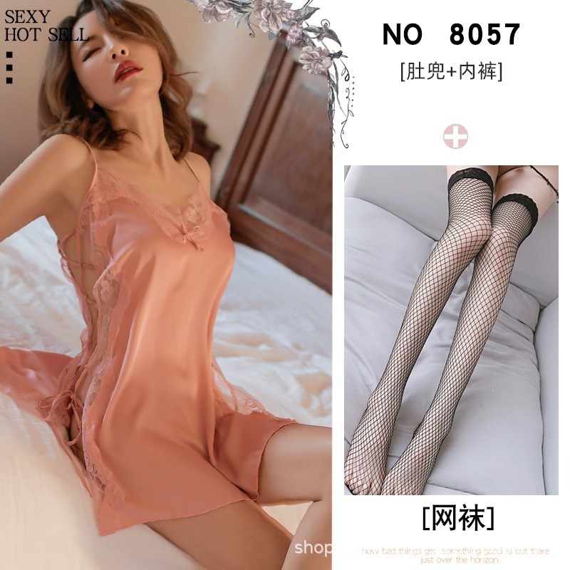 핑크색 잠옷 + 검정색 망사 스타킹