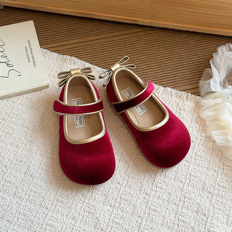 Niñas zapatos de princesa de peluche simple primavera y otoño 2026 nuevos zapatos de cuero Mary Jane con suela suave roja zapatos casuales