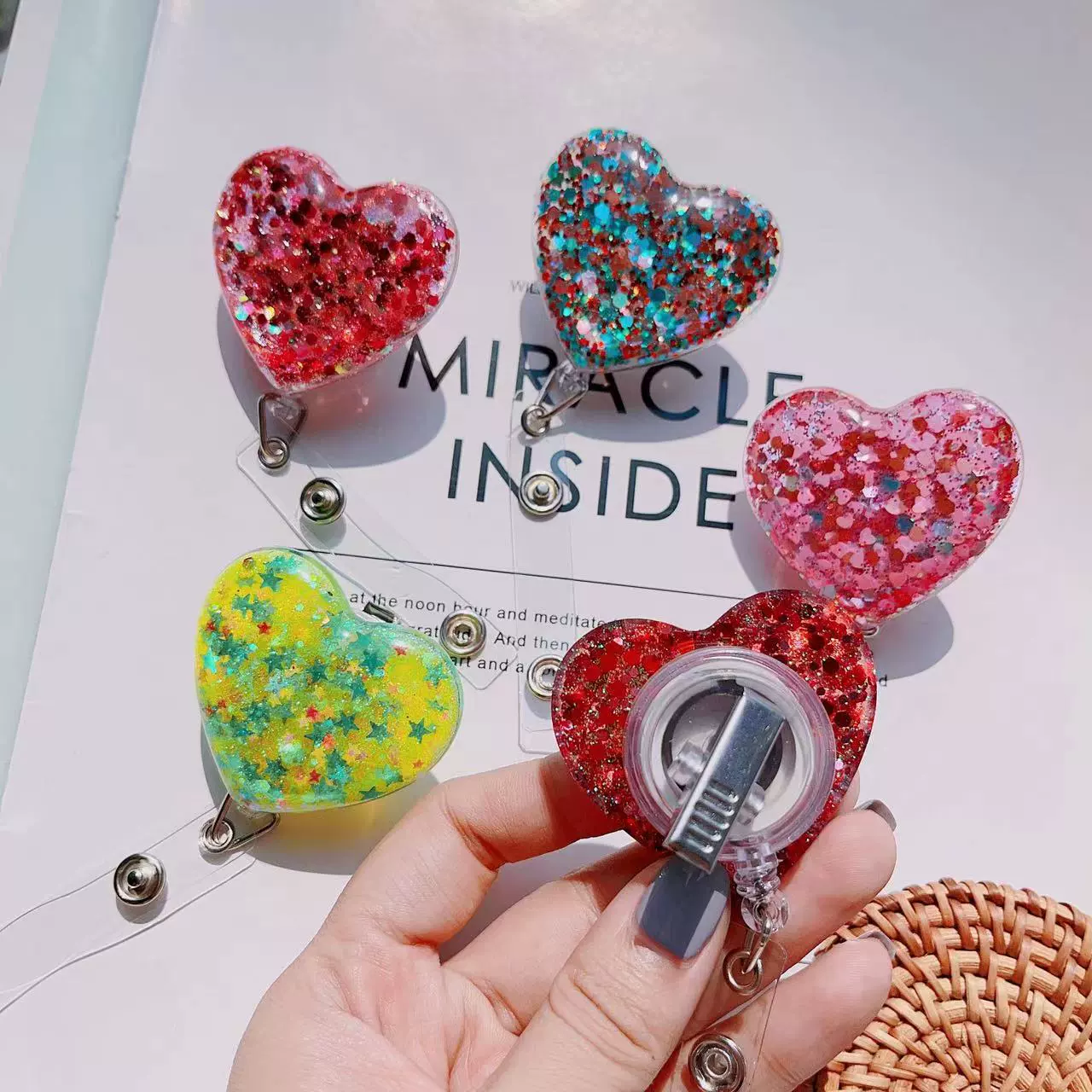 Ins style Xiaohongshu new love sequin easy-pull work permit crocodile clip heart-shaped glitter Korean version easy-pull buckle