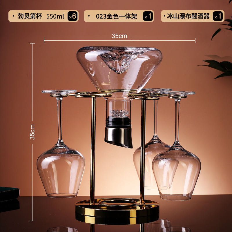 軽くて豪華な風の金色の酒の箱はワインの棚を飾ってワインの棚のワインの杯の棚を並べます。|undefined
