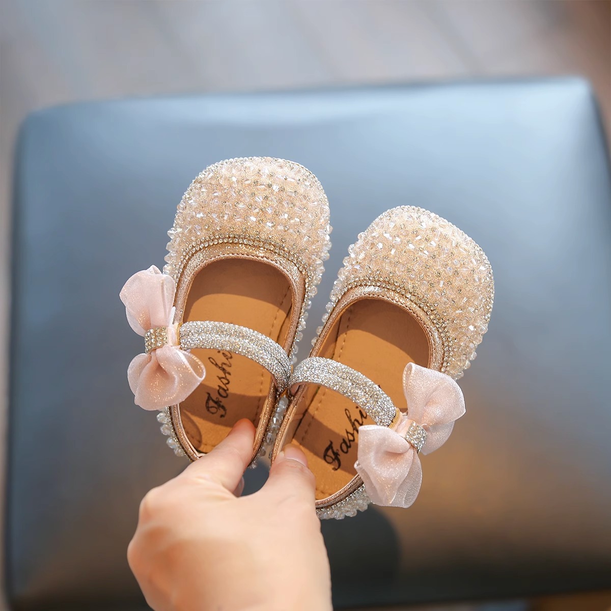 Scarpine primi passi per bimba con suola morbida e dettagli luce_voghion.com