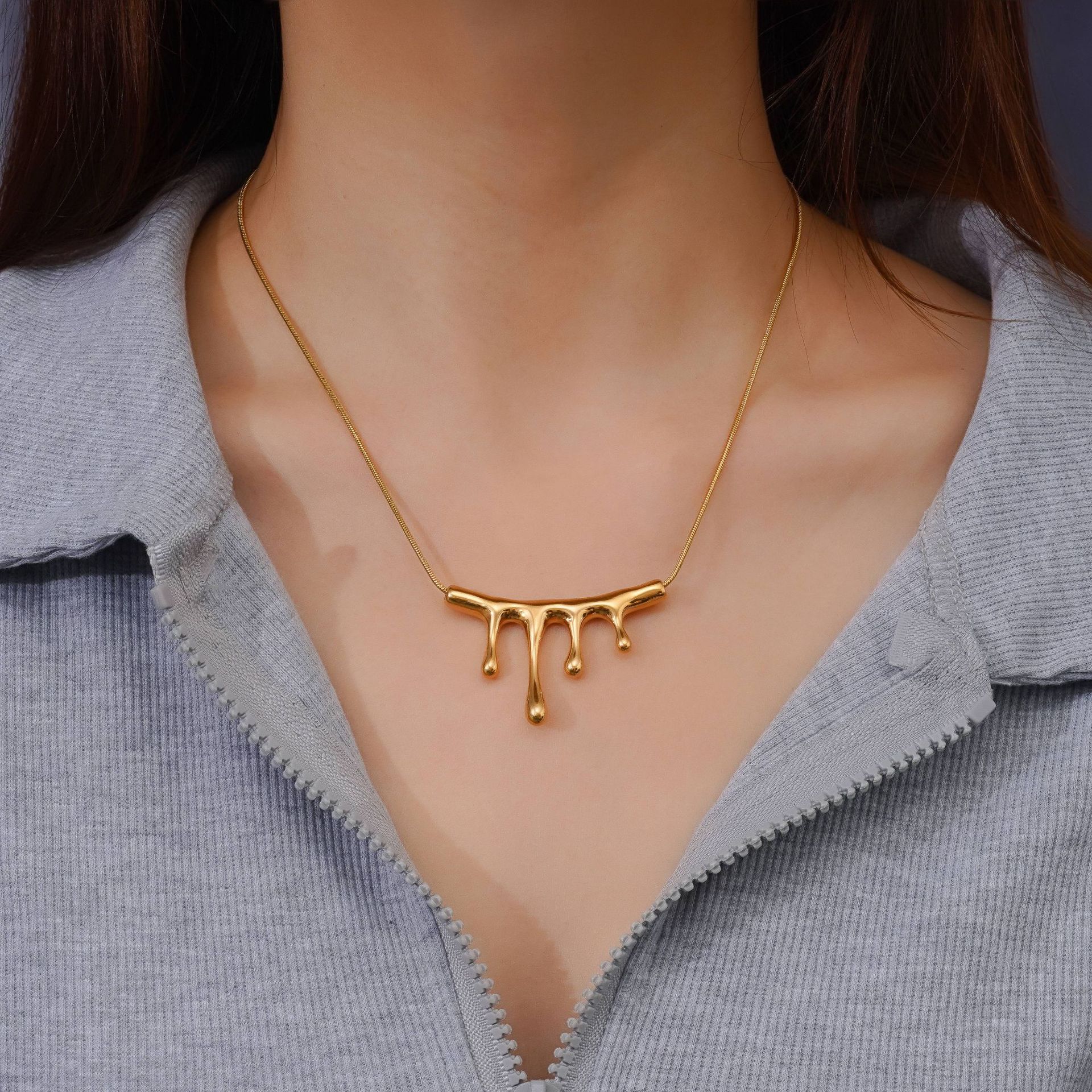 Diseño transfronterizo europeo y americano de gota de agua tridimensional de lava no collar temperamento femenino de acero de titanio galvanizado 18k joyería de oro