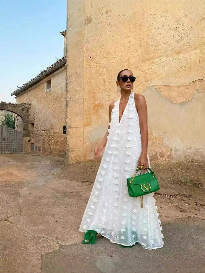 25 AliExpress Europæisk og Amerikansk grænseoverskridende ny stil, feriestil kvinders halter-neck V-hals, rygløs streamer tilpasset kjole, stor swing-nederdel