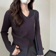 美式复古杏色v领长袖简约毛衣女秋冬感显瘦内搭打底针织上衣