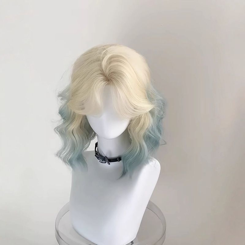かつらの女性の中で何字かの前髪のプラチナのグラデーションの青い層の短いタイプのカールの日常の自然な年齢を減らします。|undefined