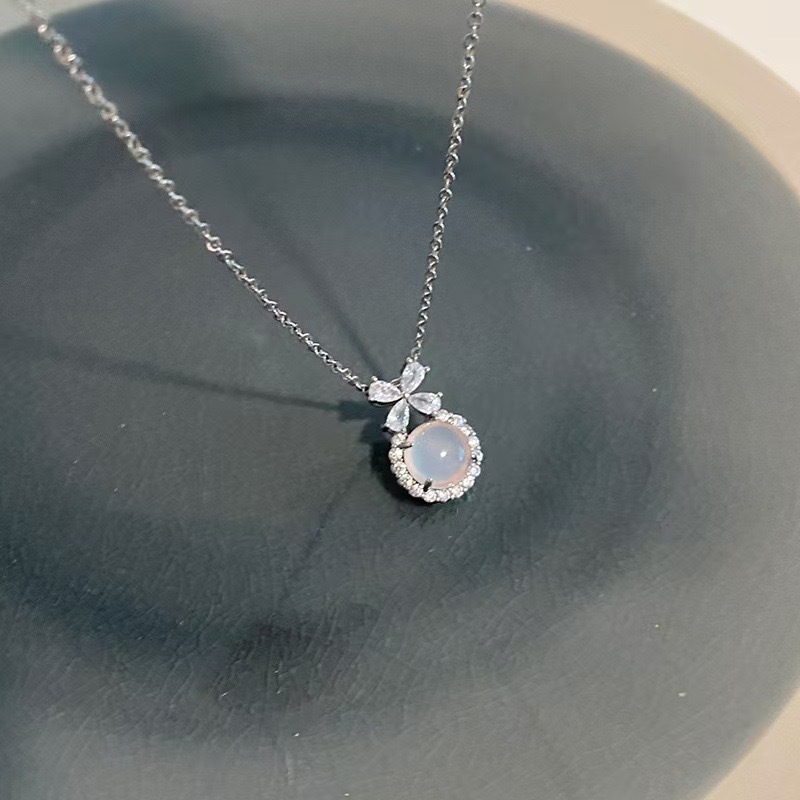 Flower Bow Necklace Women's Light Luxury Niche Design White Chalcedony Four-leaf Clover Pendant High-grade All-match Clavicle Chain