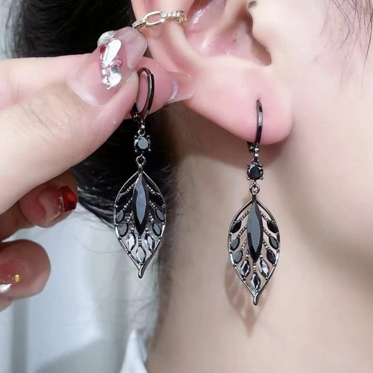 1 Pair Lady Leaf Inlay Alloy Zircon Drop Earrings display picture 3