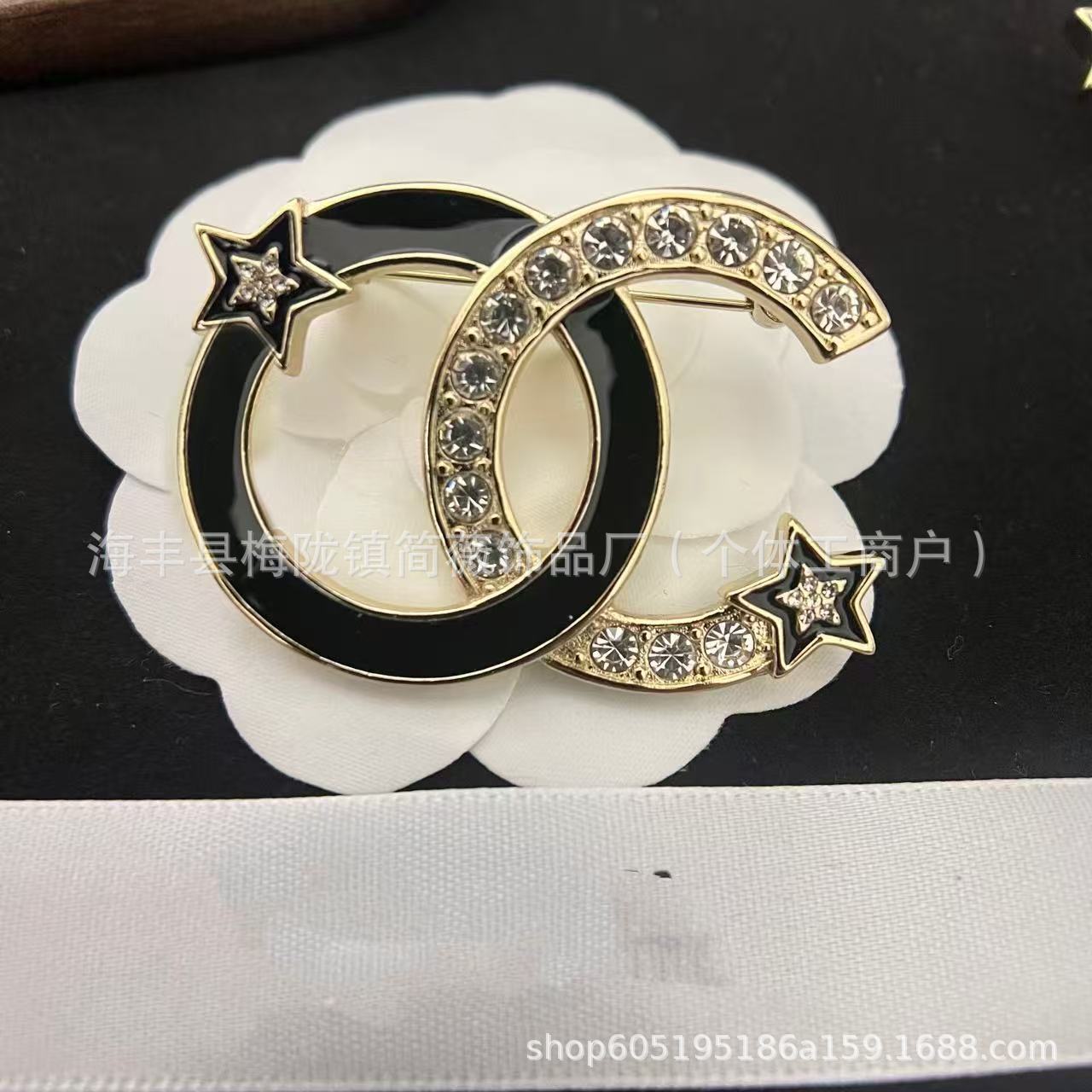 Classic Chanel-Style Pearl and Rhinestone Brooch, Resin Double C Pin, Fashionable Versatile Brooch, Wholesale from Manufacturer