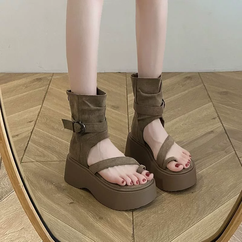 Женские брючные сандалии на толстой подошве толщиной 7 см. Лето 2025, новый стиль, маленькие женские сандалии без шнуровки на мягкой подошве с увеличенной высотой, римская женская обувь