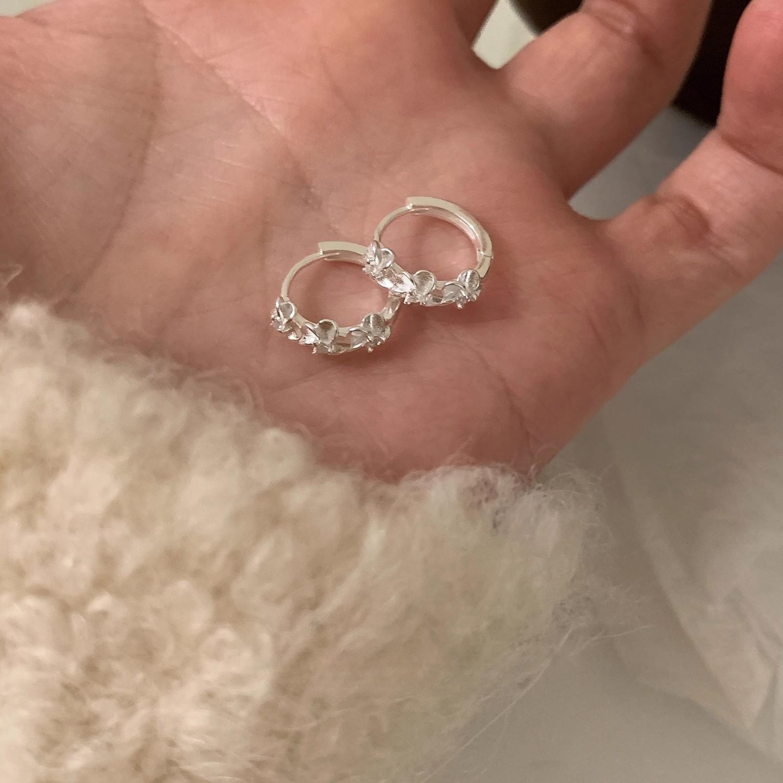 Simple and Elegant Versatile Flower Earrings, Delicate and Sweet, Light Luxury Three-Flower Design, High-End Earrings for Women
