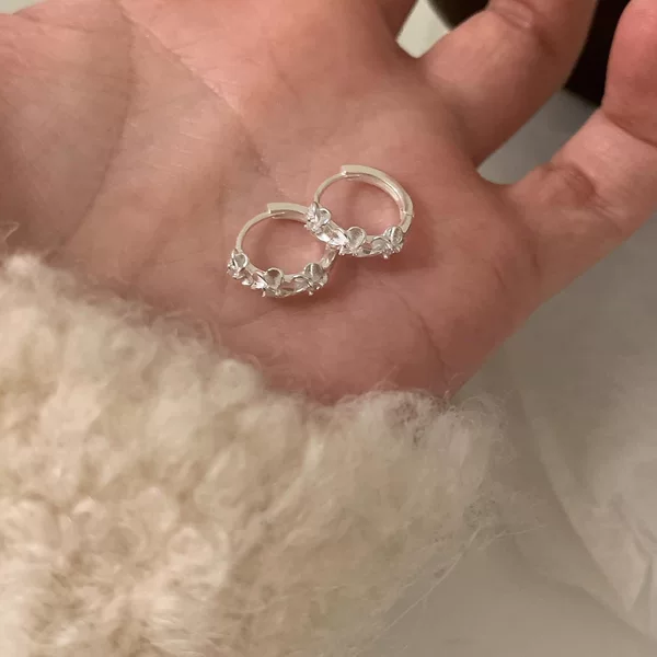 Simple and Elegant Versatile Flower Earrings, Delicate and Sweet, Light Luxury Three-Flower Design, High-End Earrings for Women